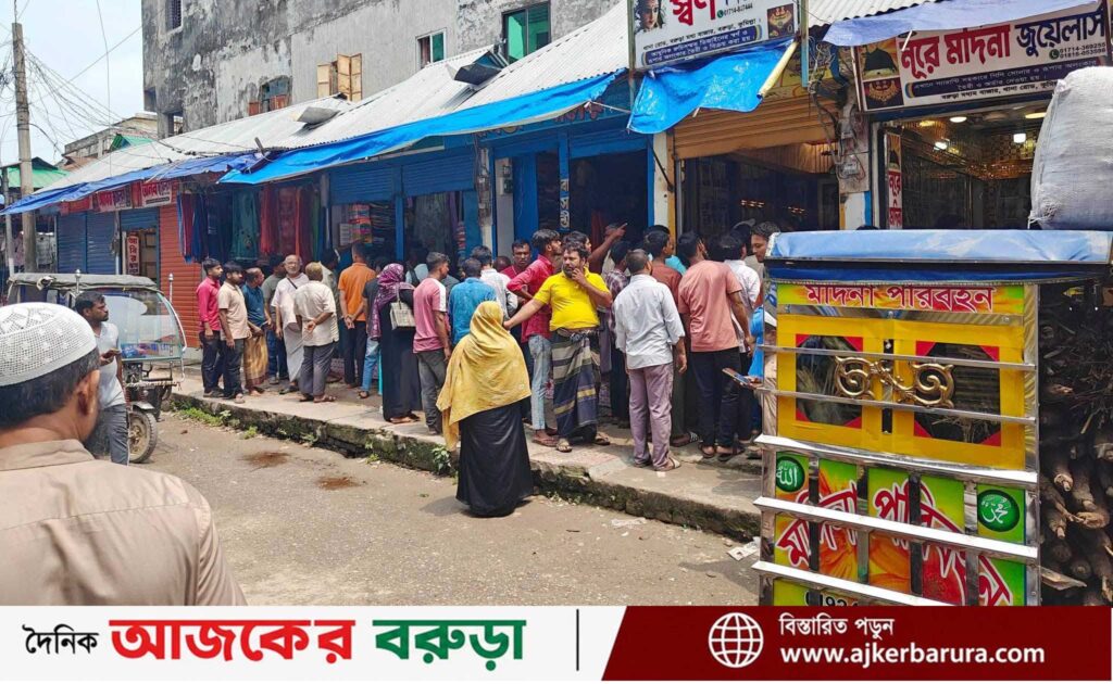 কুমিল্লার বরুড়া বাজারে স্বর্ণ ও কাপড়ের দোকানে দুর্ধর্ষ চুরি, ক্ষয়ক্ষতি প্রায় ১৫ লাখ টাকা