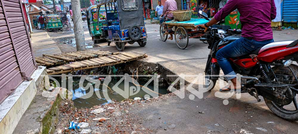 বরুড়া বাজারে দীর্ঘদিন ধরে ড্রেন নির্মাণ কাজ বন্ধ: চরম দুর্ভোগে পথচারী, বাড়ছে দুর্ঘটনার ঝুঁকি