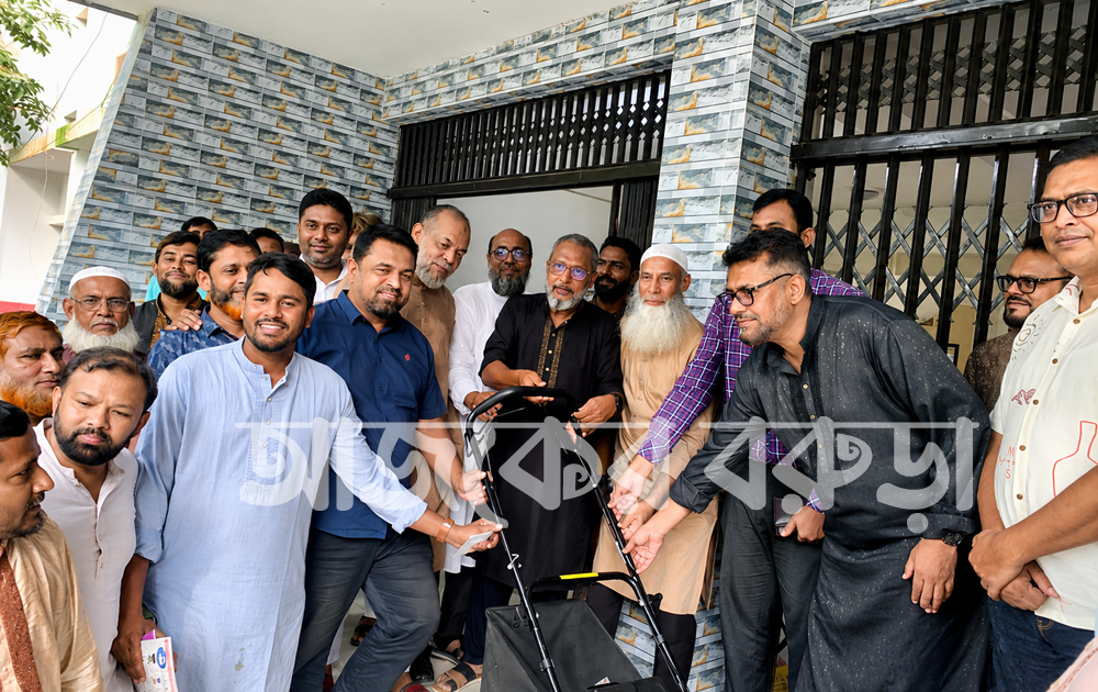 সৌদি প্রবাসী তারেক মাহমুদের উপহার: বরুড়া উপজেলা ক্রীড়া সংস্থাকে অত্যাধুনিক ঘাস কাটার মেশিন প্রদান