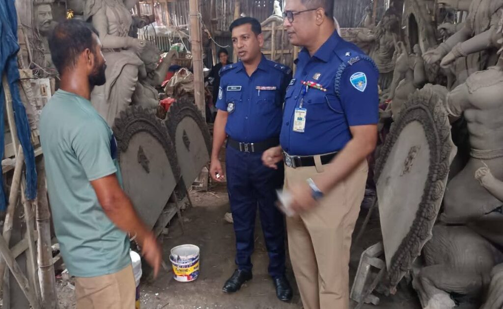 দুর্গাপূজা উপলক্ষে বরুড়ায় প্রতিমা তৈরির কারখানা পরিদর্শন, নিরাপত্তা নিয়ে পুলিশের খোঁজখবর