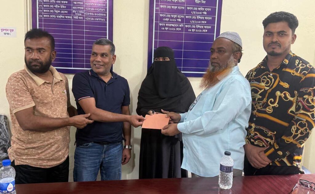 দৈনিক বরুড়া কণ্ঠের উন্নয়ন ফান্ডে গাজী ওয়াহিদুল ইসলামের অনুদান