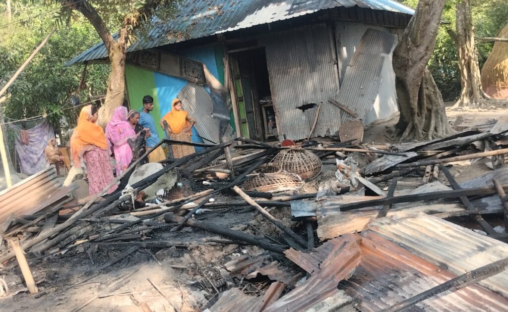 বরুড়ায় গভীর রাতে বসতঘরে আগুন, ক্ষতি সাড়ে ৩ লাখ টাকা